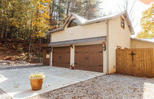 Escape to Villa Serena family & pet-friendly mountain retreat - hidden speakeasy, fire pit - Foto 73