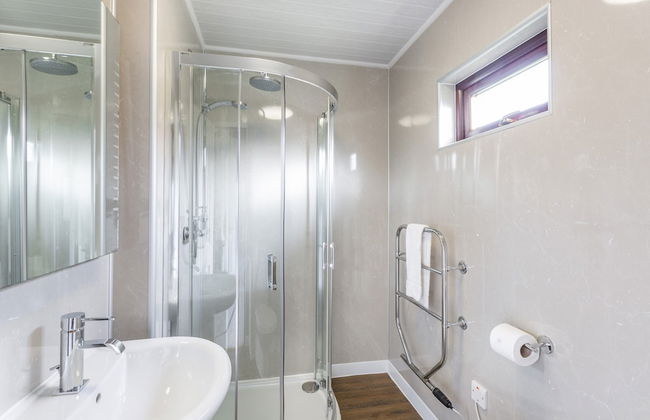 Bluebell Lodge 4 with Hot Tub - Photo 14