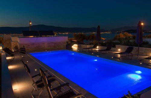 Luxury Poolside Villa - Photo 36
