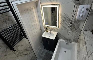 Minstead Houses 5 Bedroom Large House inc 3 Twin Rooms B24 just off M6-J6 Free Parking Driveway 2 Showers Bath 2 WCs Fast Wi-Fi Garden Airport NEC Contractor HS2 Teams Weekly Stays Welcomed Best-in-Class - Foto 18