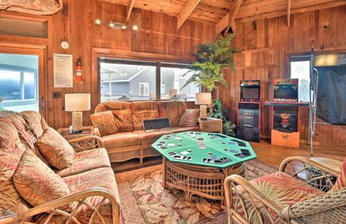 Chic Home: Ocean Views, Hot Tub & Game Room! - Foto 29