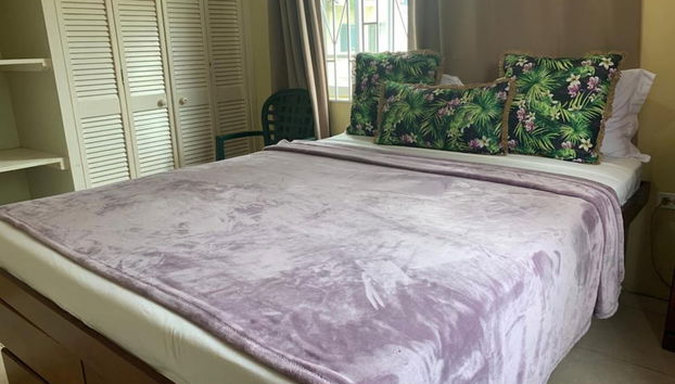 2-bedroom Apt - Enjoy 7 miles of White Sand Beach! 2 Apts by RedAwning - Foto 4, Habitación