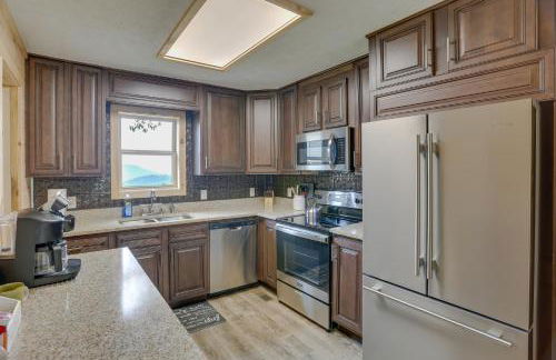 Mtn-View Gem Flat Rock Retreat with Deck and Grill! - Foto 8