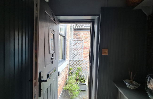 Beautifully Decorated 1-bed Apartment in Sale - Photo 19