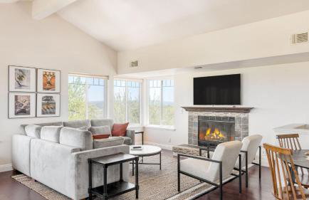 Stunning Escape • Hot Tub Panoramic View Prime Location Hilltop by AvantStay - Photo 8