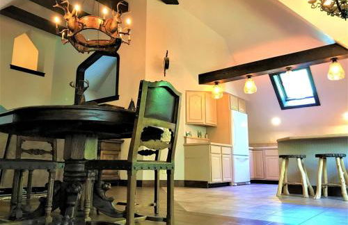 Castle Gatehouse Rental for a Unique Getaway near Bolton Landing, New York - Foto 33