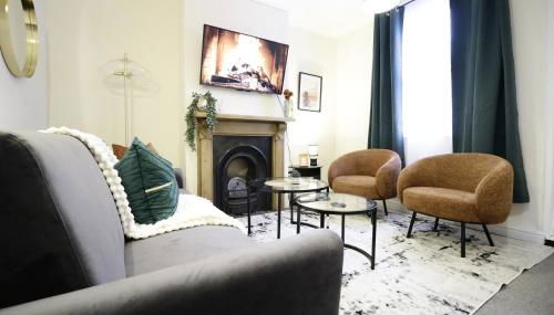 Stylish & Cosy Stay 2-Bed House Train Station Hospital Garden Fast WiFi - Foto 2