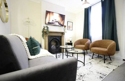 Stylish & Cosy Stay 2-Bed House Train Station Hospital Garden Fast WiFi - Foto 2