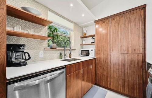 The Guava Door - Cheerful Mid-Century - big yard, free parking - Foto 7