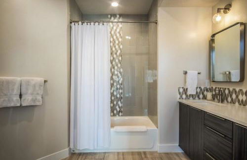 Timber & Tin H 2Bed 2Bath w Pool & Rooftop Deck - Foto 37