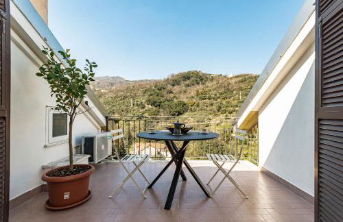 Kejani attic apt Scenic Views, Lux bath, Fast Wi-fi - Foto 1