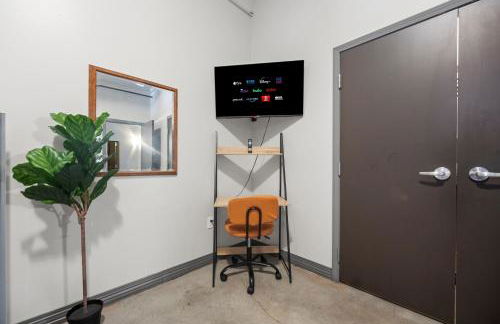 Stunning Downtown Apartment with Pool, Laundry, Parking - Foto 8