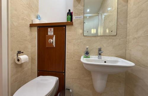 Holyrood Apartment with parking & lift access - Photo 11