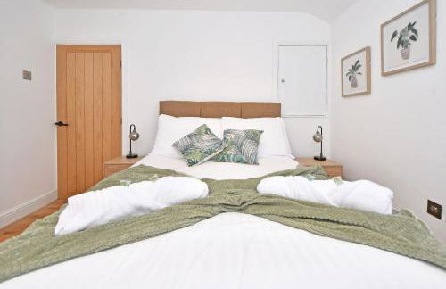 Chapel House by YourStays - Two bed cottage in Market Town of Sandbach, high end finish - Photo 21