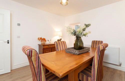 Sleeps 6. Free Wifi. Free Parking central location. - Photo 7