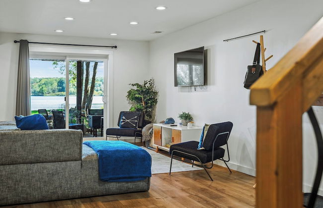 Lake Daze by Avantstay Lakefront w/ Modern Interior, Enclosed Porch & Hot Tub - Foto 17