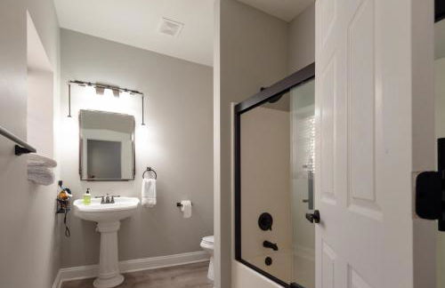 Main Street Balcony Apartment For up to 8 guests! - Foto 12