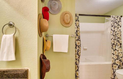 Charming Arkansas Retreat with Deck, Near Downtown! - Foto 12