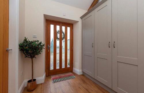 Luxury Barn - Hot Tub, Views, Stunning Location! - Pass the Keys - Photo 13