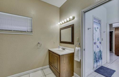 Pool and Game Room Waterfront Harlingen Home - Foto 24