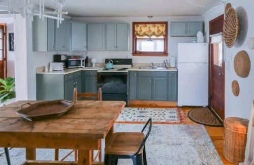 Bohemian Bungalow with Hot Tub - Foto 2