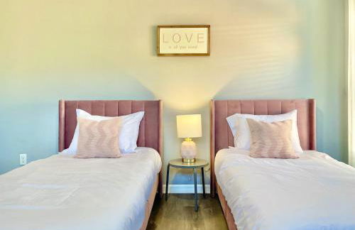 Family Retreat 6BR Villa with Private Pool, Spa & Theater near Disney - Foto 35