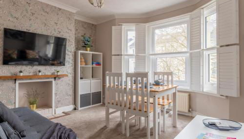 Gorgeous 2-Bed Located in Quiet Area with Nearby Stations - Foto 3