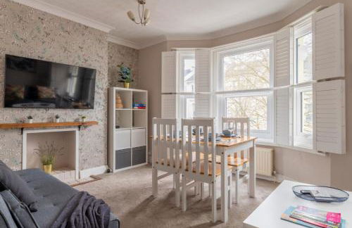 Gorgeous 2-Bed Located in Quiet Area with Nearby Stations - Foto 3