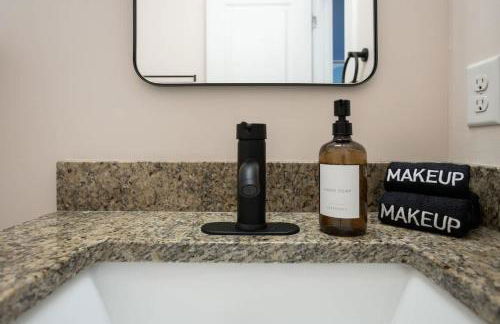 Fun & Renovated Artsy Downtown Apt Dog Friendly with Fully Fenced Backyard and Private Parking - Foto 43