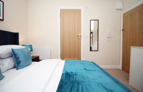 LUXURY 4 Bedroom 4 Ensuite Home in Penarth (Pool Table Games Room & BBQ Garden) with Sea Views - Photo 70