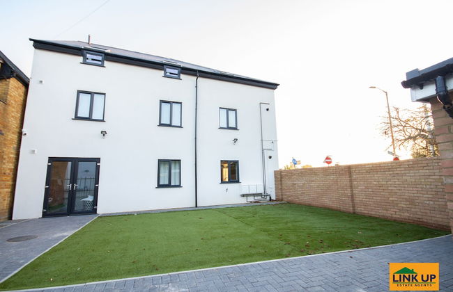 Holden Court - Photo 1