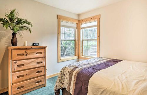 Chalet at Running Y Resort with Wraparound Deck! - Foto 22