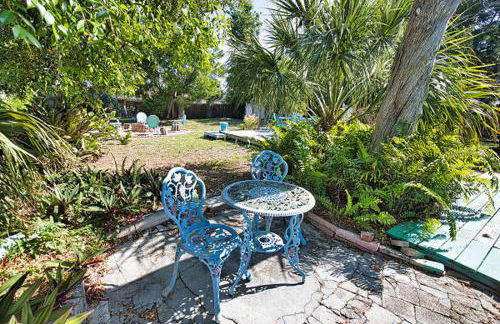 Pet Friendly & Firepit Minutes to Beach Sleeps 6 - Foto 36