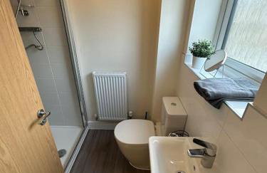 Homely 3-Bed Retreat Convenient Parking - Foto 8