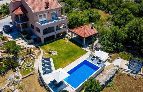Villa Majkovica - 4 Bedroom Villa with Private Pool & En-Suite Bathrooms & Parking - Photo 3