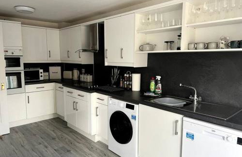 Spacious 5 Bedroom House Sleeps 9 with Parking - Foto 5