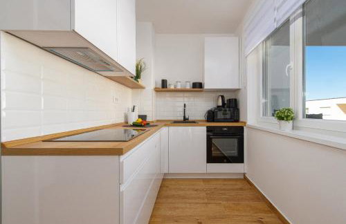 Dolphin view with a pool by the beach - Foto 8