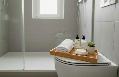 Stylish Persian Blue Room with Private Bath and WiFi - Photo 3