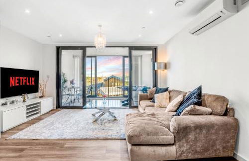 Two BDR Apt By Stay Aura Short Lets & Serviced Accommodation London With Free WiFi, Parking & 10 Min to Brentford Stadium - Foto 20