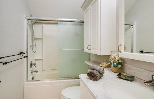 Elk Rapids Condo with Balcony Overlooking Elk Lake! - Foto 15