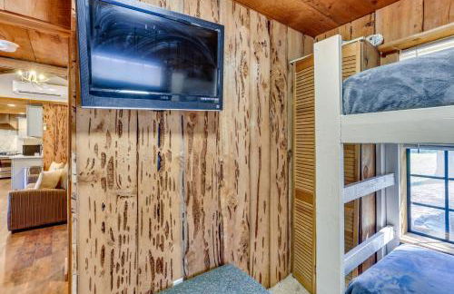 9 Mi to Bass Lake Cabin with Fire Pit in Wishon! - Foto 21