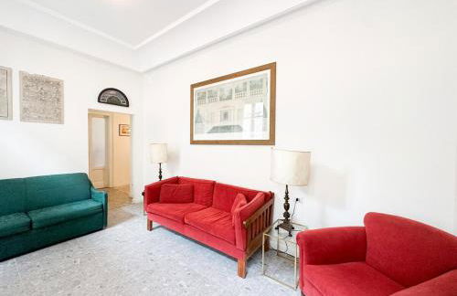 In front of Metro Cadorna La Casa degli Artisti - Photo 1