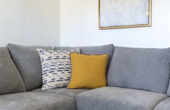 Charming Spacious Home - Modern Comforts, Prime Location - Photo 26