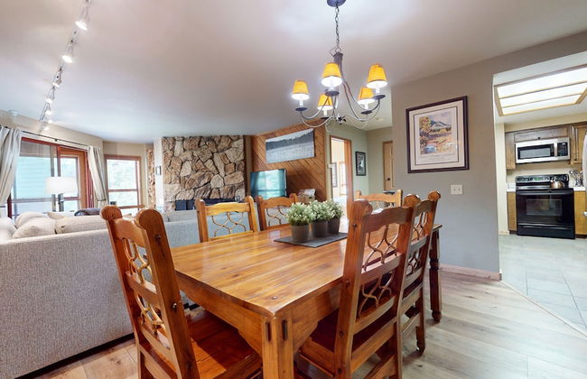 Inviting Mountain Retreat Steps From Ski Lifts! - Foto 1