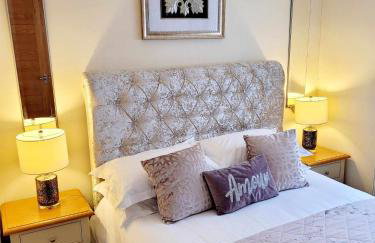 Apartment 1 Exquisite two king bedroom with en suites - close to the town centre, rail, airport and theatre - Photo 5