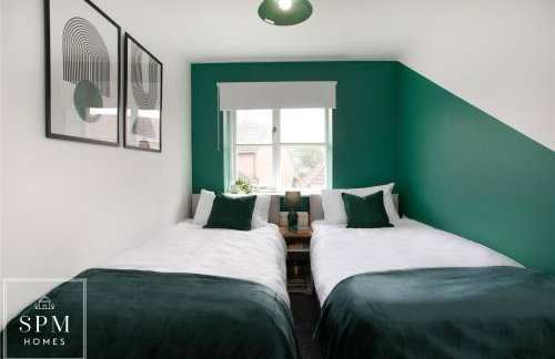 Large 3 Bed House - Long Stays Welcome - Smart TVs in Each Bedroom - Parking - Wifi - Foto 11