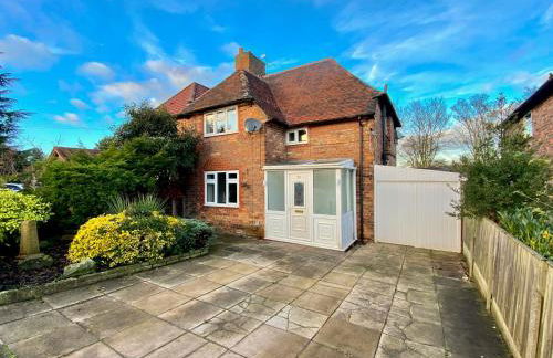 Spacious 3BR Home with Garden and Parking - Photo 16