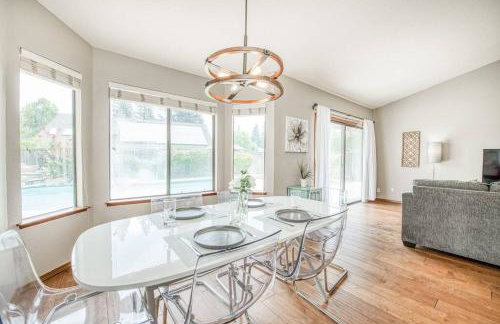 Stylish 3BR/2BA Retreat w/ Pool! Dream Getaway - Foto 12