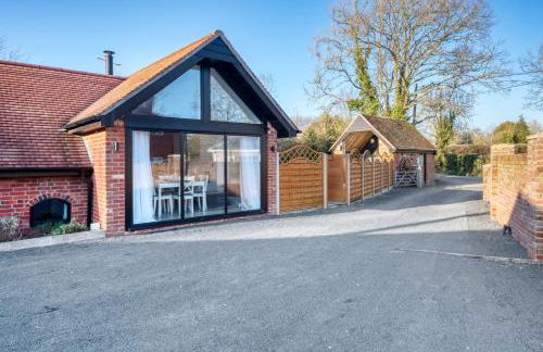 The Oak Sty - 2 Bed Countryside Cottage Escape in Durley with Hot Tub, Unique rural retreat, Private Parking, Sleeps 4 & Pet friendly - By Blue Puffin Stays - Photo 28