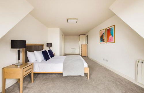 Staines City Centre by Charles Hope - Foto 19